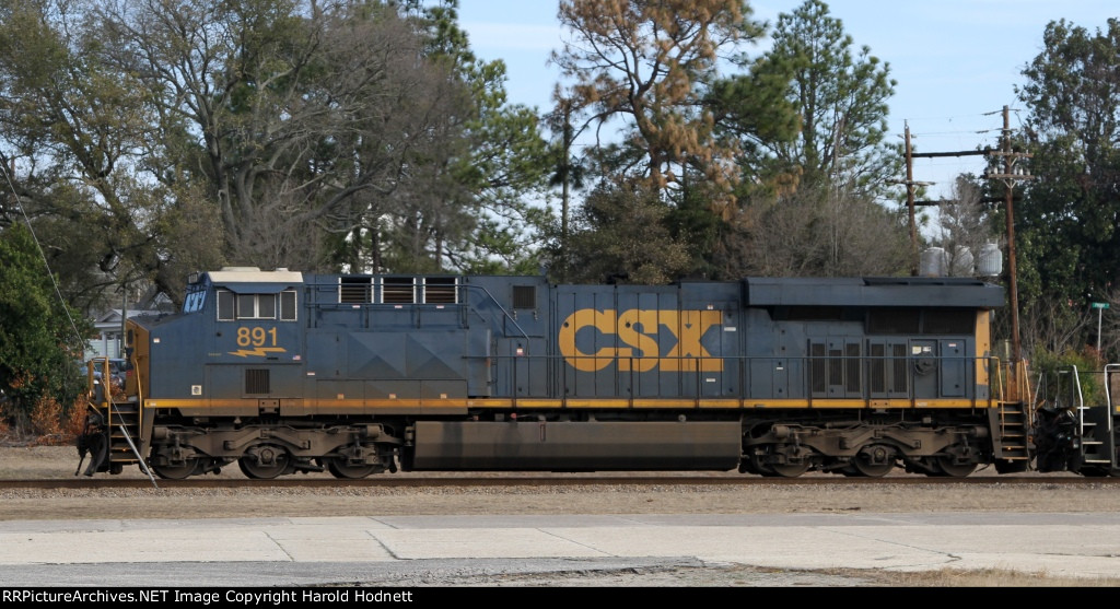 CSX 891 leads train Q675